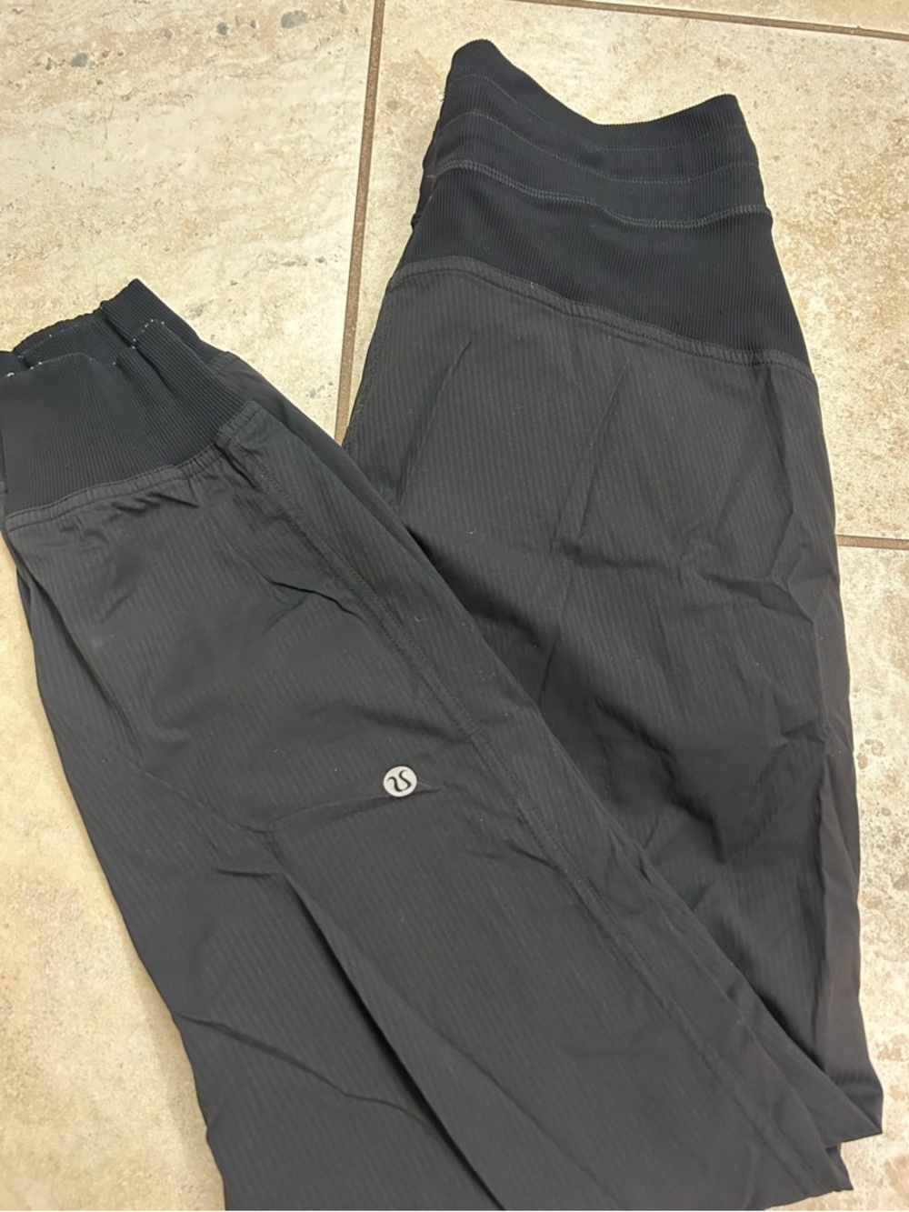 LULULEMON BLACK JOGGERS SIZE 6